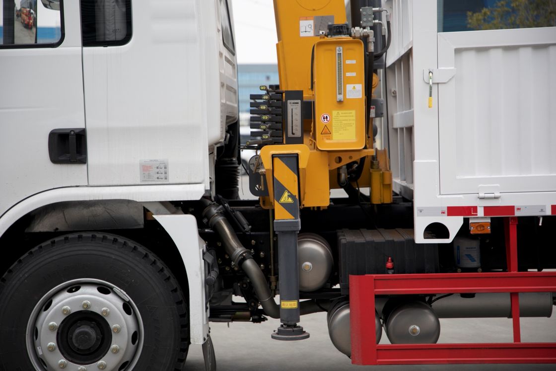 SHACMAN L3000 4X2 10 ตัน ความจุรถบรรทุกสินค้า 240HP เครนขนส่งสินค้าในคุณภาพดี