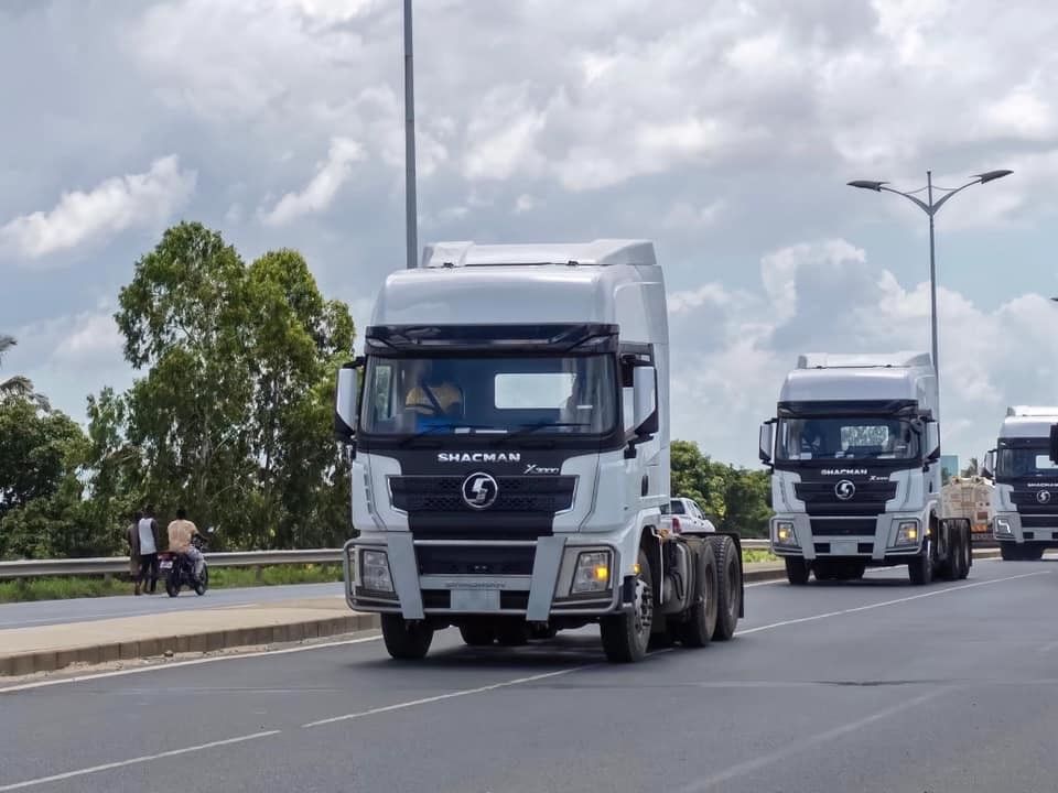 10 ล้อ 6X4 SHACMAN รถบรรทุกแทรกเตอร์ X3000 SHACMAN รถบรรทุกแทรกเตอร์สําหรับแดนซาเนีย CUMMINS ISME420 Euro3 55Ton รถบรรทุกแทรกเตอร์