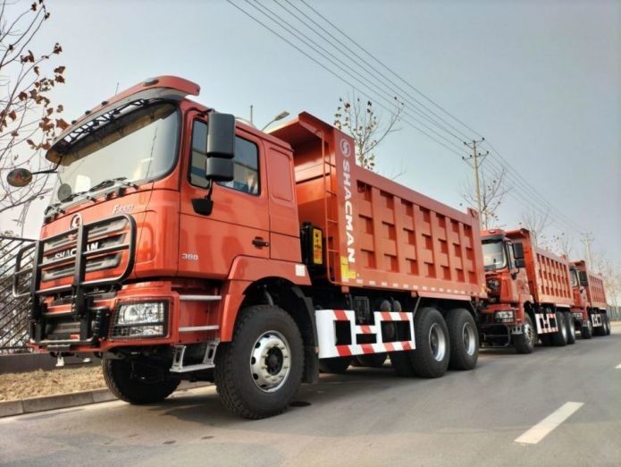 Neon Red Heavy Dump Truck Collision Mitigation System 25T ความจุ 6x6 6x4 8x4 ไดรฟ์ประเภท 12 ล้อ 1800 3200 1350 มม