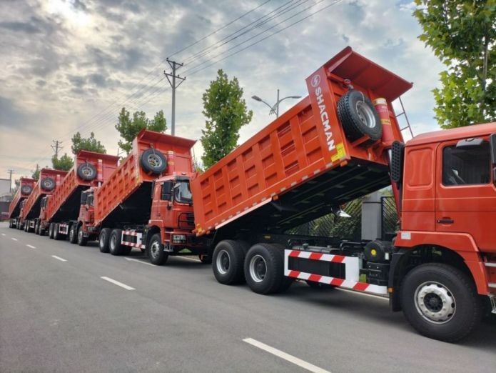 Neon Red Heavy Dump Truck Collision Mitigation System 25T ความจุ 6x6 6x4 8x4 ไดรฟ์ประเภท 12 ล้อ 1800 3200 1350 มม