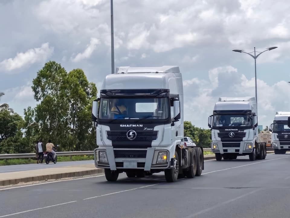 55Ton SHACMAN X3000 Tractor Truck with 700+230L Fuel Capacity and 385/65R22.5-315/80R22.5 Tires